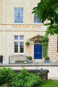 布里斯托The Rodney Hotel的旋转酒店带蓝色门的建筑