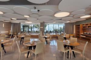 Haifa Bay View Hotel By AFI Hotels餐厅或其他用餐的地方