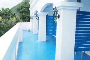 盐寮圣托里尼民宿的白色建筑中一条蓝色的走道