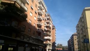 罗马大都市住宿加早餐旅馆的城市街道上高高的建筑,带阳台