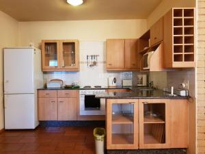 米德兰Crocodile Lodge cc的厨房配有木制橱柜和白色冰箱。