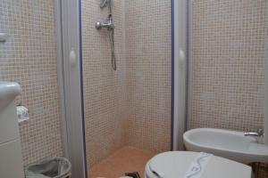 托雷拉皮罗B&B Il Molo的带淋浴、卫生间和盥洗盆的浴室