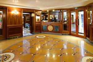 威尼斯凯特酒店的大堂设有大理石地板和酒吧