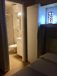 卡坦扎罗丽都Mini appartamenti a Catanzaro Lido的一间卧室,浴室内设有卫生间和水槽