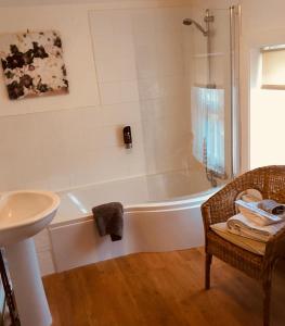 亨斯坦顿阿什莉旅舍的带浴缸和盥洗盆的浴室