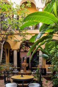 杰迪代雷德索莱尔多兰特酒店的庭院配有桌椅和喷泉