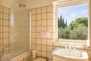 里奥内莱尔巴Case Danesi的一间带水槽和窗户的浴室