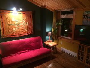 圣安娜德蒙Maison Bleue的客厅配有红色的沙发和桌子
