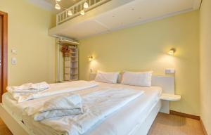 于克里茨Ferienwohnung Hering的卧室配有一张带两个枕头的大白色床