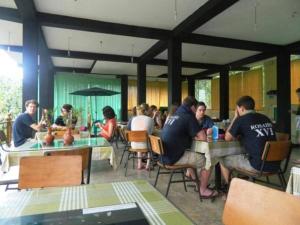 Kudawe天堂鸟酒店的一群坐在餐厅桌子上的人