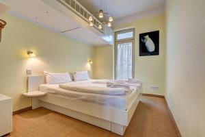 于克里茨Ferienwohnung Hering的卧室配有一张大白色床和窗户