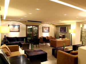 波尔塔里亚波尔塔里亚酒店的带沙发、椅子和桌子的客厅