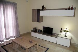 TarxienDoms Apartment的客厅配有电视和茶几