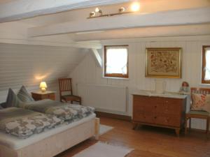 HelmbrechtsGasthof Bischofsmühle的一间卧室配有一张床、一张桌子和两把椅子