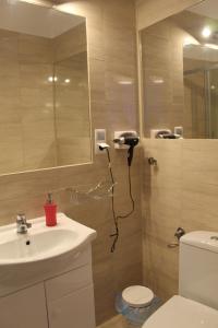 纳梅斯武夫珀洛尼亚酒店的一间带水槽、卫生间和镜子的浴室