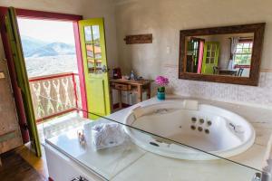 拉夫拉斯诺瓦斯米奈拉别墅酒店的带浴缸和镜子的大浴室