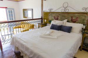 拉夫拉斯诺瓦斯米奈拉别墅酒店的一张白色的床,上面放着一盘食物