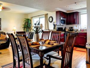 克利尔沃特West Coast Vista 3E Bay View Condo 442的厨房以及带桌椅的用餐室。
