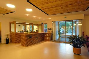 巴迪亚米罗迪亚德尔博斯科酒店的客厅设有木制天花板的大房间