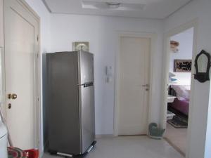 甘达坞伊港Apartment Essayadi Residence的一间厨房,里面配有不锈钢冰箱