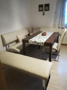 拉基兴玛丽亚公寓的客厅配有桌子和沙发