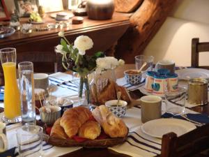 巴黎巴黎屋顶住宿加早餐旅馆的一张桌子上放着一盘羊角面包和面包