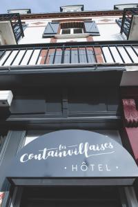 阿贡库坦维尔Hôtel Les Coutainvillaises的大楼里哥伦布旅馆的一个标志