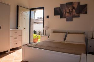 冯塔尼比安奇B&B Villa Matari的一间卧室设有一张大床和一个窗户。