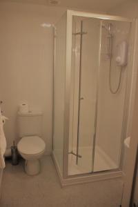 兰迪德诺温切摩尔酒店的一间带卫生间和玻璃淋浴间的浴室