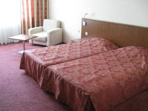 优雅酒店客房内的一张或多张床位