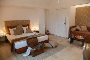洛科罗通多Ottolire Resort的一间卧室配有一张大床和一张沙发