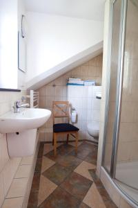 希登塞Morgensonne的一间带水槽和卫生间的浴室