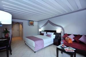 马拉喀什蓝色海洋春日酒店的酒店客房,配有床和沙发