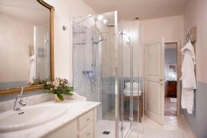 佩萨河谷塔瓦内莱菲林内力别墅住宿加早餐旅馆的一间带玻璃淋浴和水槽的浴室