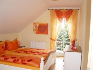 奥尔巴赫Ferienhaus Vogtlandresidenz的一间卧室设有一张床和一个窗口