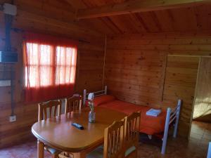 莫纳奇尔鲁塔德尔浦尔斯克营地酒店的小屋内带桌椅的用餐室