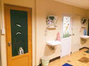 通萨拉安雅旅舍的一间带水槽和卫生间的小浴室