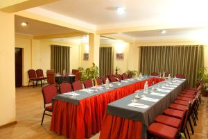 加德满都皇家阿斯托里亚酒店的一间会议室,内设一张长桌和红色桌布