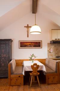 圣洛伦佐-迪塞巴托Krüglwirt的厨房配有桌子和墙上的十字架