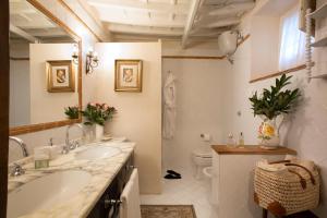 佩萨河谷塔瓦内莱菲林内力别墅住宿加早餐旅馆的白色的浴室设有2个盥洗盆和1个卫生间。