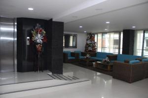 布卡拉曼加安迪诺酒店的大厅,在大楼里长着长沙发和圣诞树