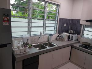 实兆远Sitiawan Homestay Entire Semi D home的厨房设有水槽和上面的窗户。