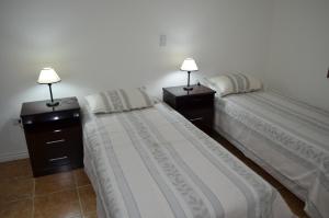 圣罗莎Departamento Ciudad De Santa Rosa的卧室内两张并排的床