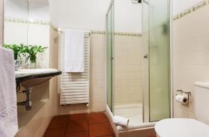 埃武拉Monte do Serrado De Baixo的带淋浴和盥洗盆的浴室