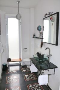 Wendisch Evernmara的一间带水槽和卫生间的浴室