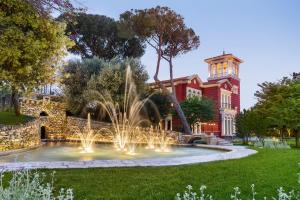 巴里Mercure Villa Romanazzi Carducci Bari的建筑物前公园的喷泉