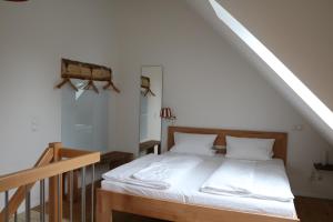 Wendisch Evernmara的一间卧室配有一张带白色床单的床和楼梯。