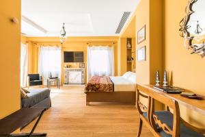 罗马稀世套房旅馆的一间卧室设有一张床和一间客厅。