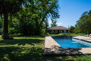 兰卡瓜Cruz de Triana的一个带游泳池和房子的后院