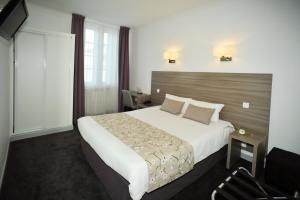 拉罗谢尔大西洋酒店的一间设有大床和窗户的酒店客房